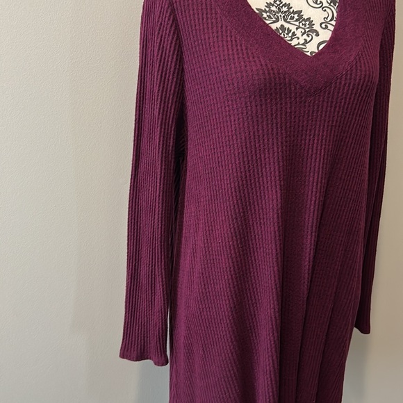 NWOT. Woman’s v-neck, long sleeve, waffle knit tunic length t-shirt in burgundy. - Picture 3 of 9